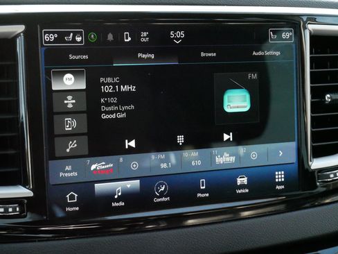 Used 2023 Chrysler Pacifica Touring-L image 22