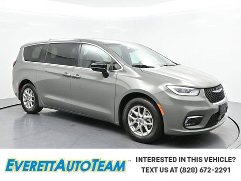 Used 2025 Chrysler Pacifica Select FWD image 1