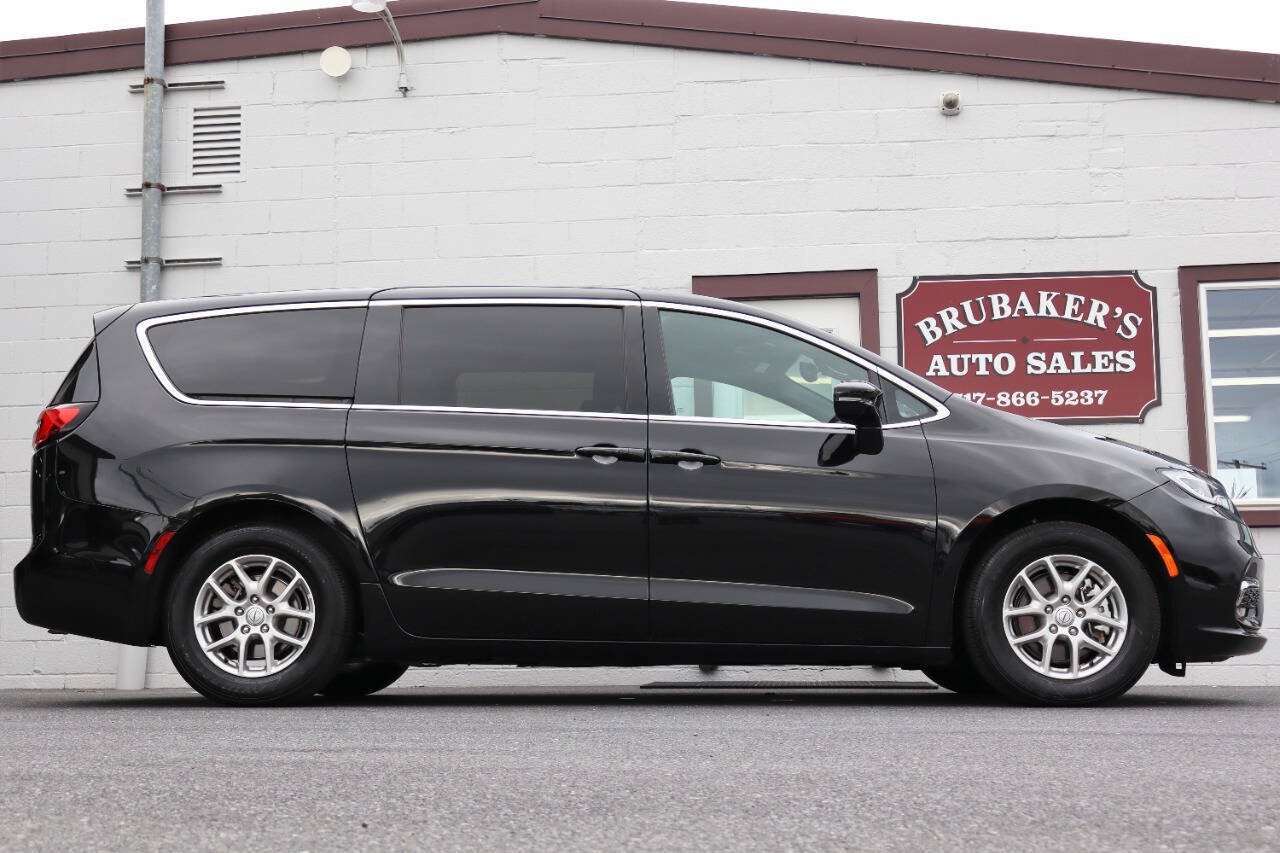 Used 2025 Chrysler Pacifica Select FWD image 9