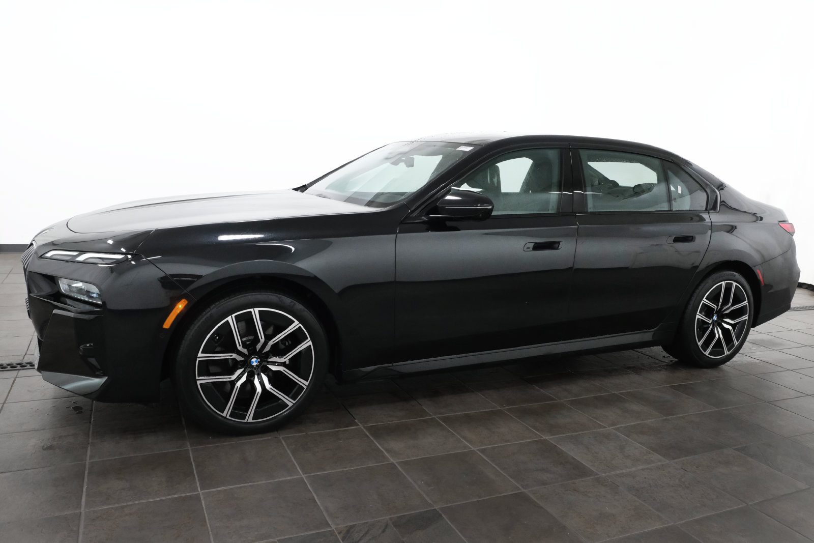 Used 2024 BMW 740i xDrive w/ Premium Package 2 AWD/4WD image 2