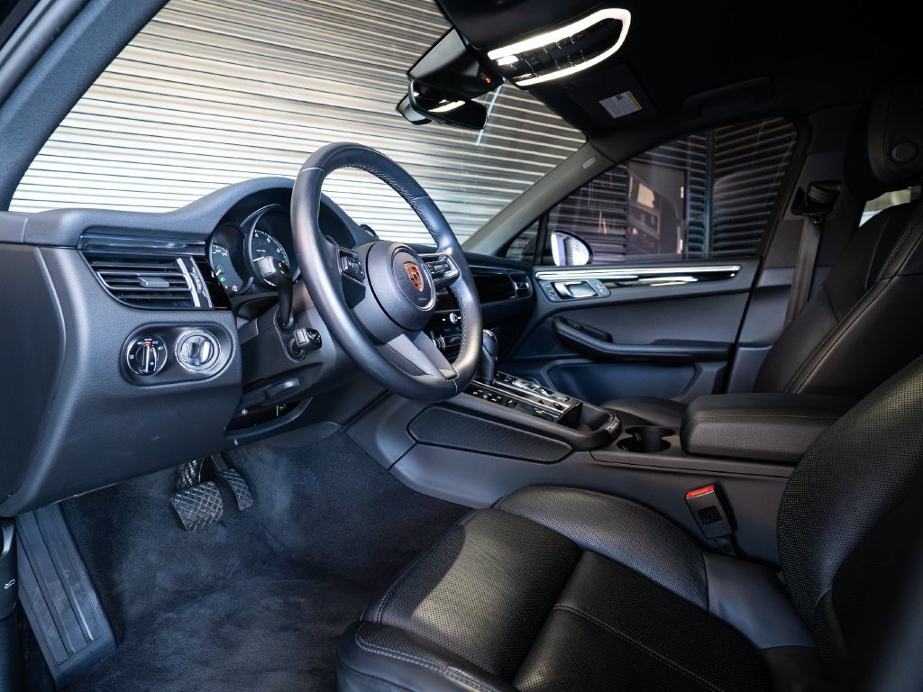 Certified 2024 Porsche Macan AWD/4WD image 4