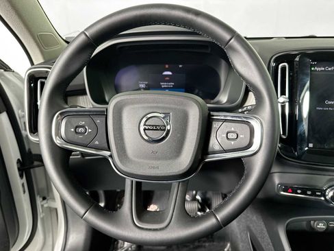 Used 2025 Volvo XC40 B5 Plus image 11