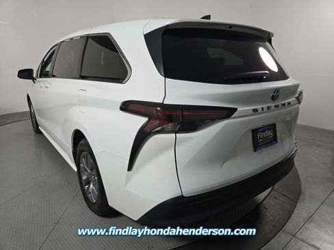 Used 2023 Toyota Sienna LE FWD image 4