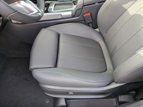 New 2025 Mercedes-Benz GLB 250 image 4