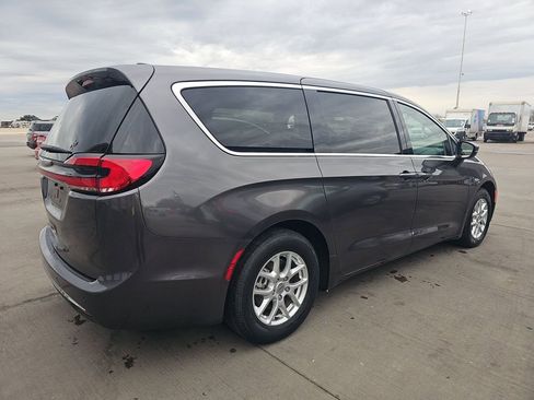 Used 2023 Chrysler Pacifica Touring-L image 7