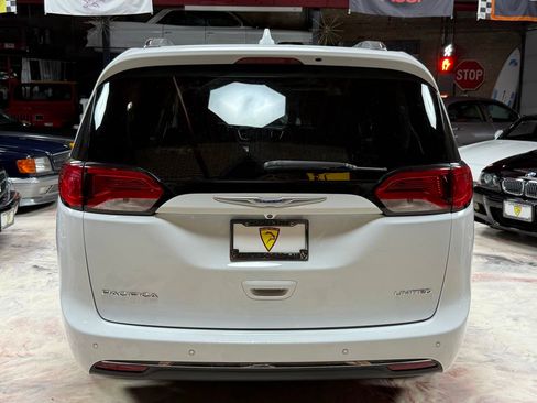 Used 2018 Chrysler Pacifica Limited w/ Tire & Wheel Group FWD image 5