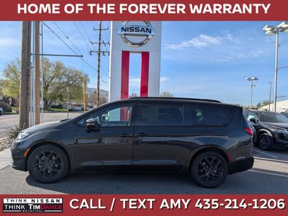 Used 2022 Chrysler Pacifica Touring-L w/ Uconnect Theater Family Group