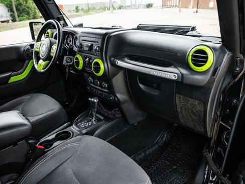 Used 2016 Jeep Wrangler Unlimited Sahara w/ Connectivity Group AWD/4WD image 24