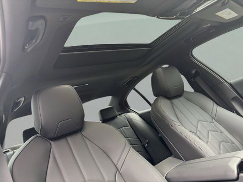 Used 2025 BMW i5 eDrive40i w/ Premium Package image 29