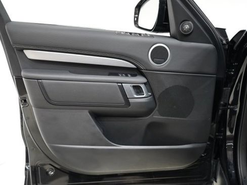 Used 2024 Land Rover Discovery Dynamic SE image 17