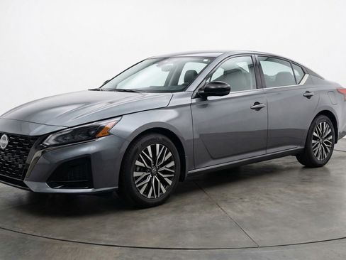 Used 2025 Nissan Altima 2.5 SV image 3