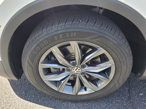 Used 2023 Volkswagen Tiguan SE image 9