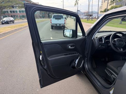 Used 2023 Jeep Renegade Latitude AWD/4WD image 9