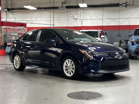 Used 2022 Toyota Corolla LE w/ LE Convenience Package FWD image 2