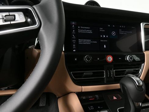 Certified 2025 Porsche Macan image 12