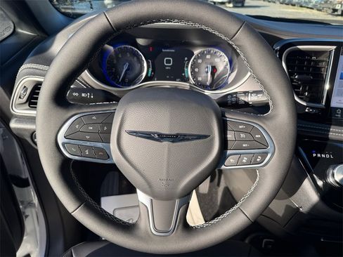 New 2026 Chrysler Pacifica Select image 20