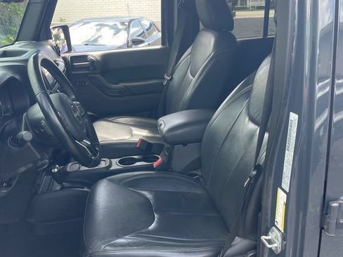 Used 2017 Jeep Wrangler Unlimited Sahara AWD/4WD image 5