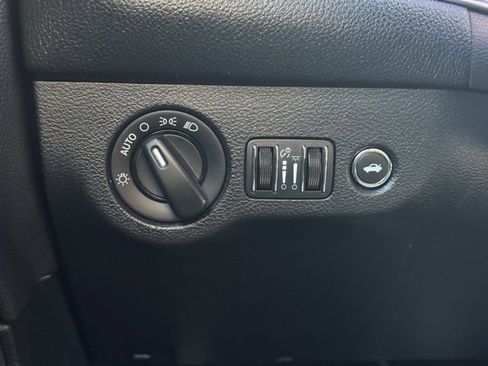 Used 2016 Dodge Challenger SXT w/ Driver Convenience Group image 19