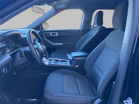 Certified 2023 Ford Explorer XLT w/ Class IV Trailer Tow Package image 8