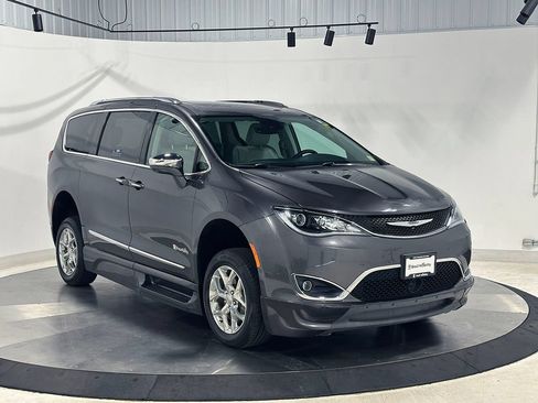 Used 2017 Chrysler Pacifica Limited FWD image 4