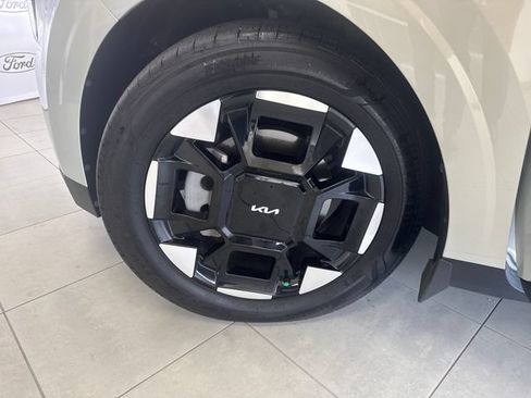 Used 2025 Kia Carnival EX FWD image 28