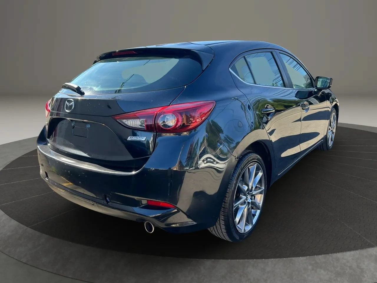 Used 2018 MAZDA MAZDA3 Grand Touring w/ Premium Equipment Package FWD image 6