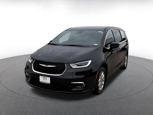 Used 2025 Chrysler Pacifica Select image 7