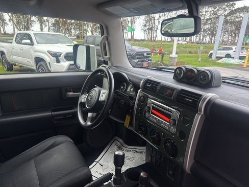 Used 2014 Toyota FJ Cruiser 4WD w/ Upgrade Package image 15