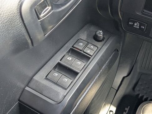 Used 2019 Toyota Tacoma SR w/ SR Convenience Package image 17