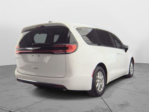 Used 2025 Chrysler Pacifica Select FWD image 5