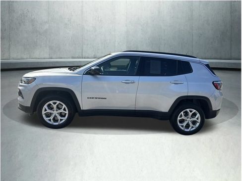 Used 2024 Jeep Compass Latitude AWD/4WD image 2