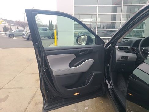 Used 2024 Toyota Highlander LE image 17
