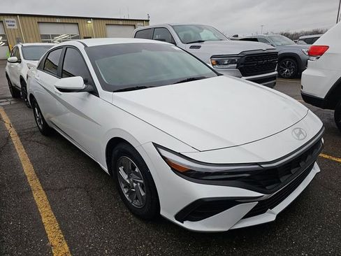 Used 2024 Hyundai Elantra SE image 5