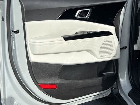 Used 2024 Kia Carnival EX image 15