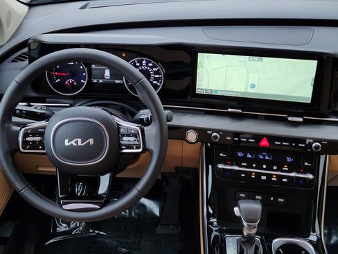 Used 2024 Kia Carnival EX image 26