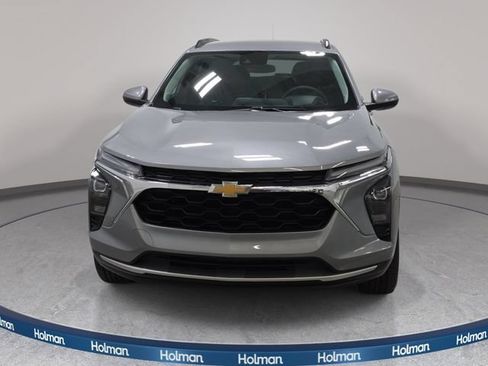 Used 2025 Chevrolet Trax LT FWD image 3