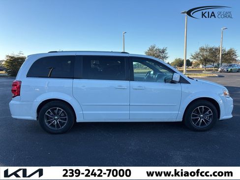 Used 2017 Dodge Grand Caravan SXT image 7
