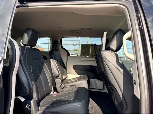 Used 2017 Chrysler Pacifica Touring-L Plus image 9