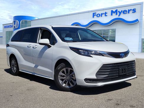 Used 2024 Toyota Sienna LE image 1