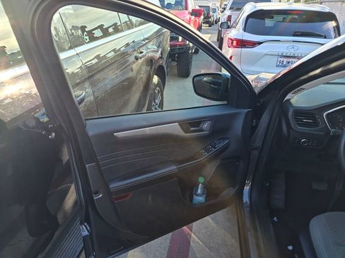 Used 2022 Ford Escape SE w/ SE Sport Appearance Package image 6