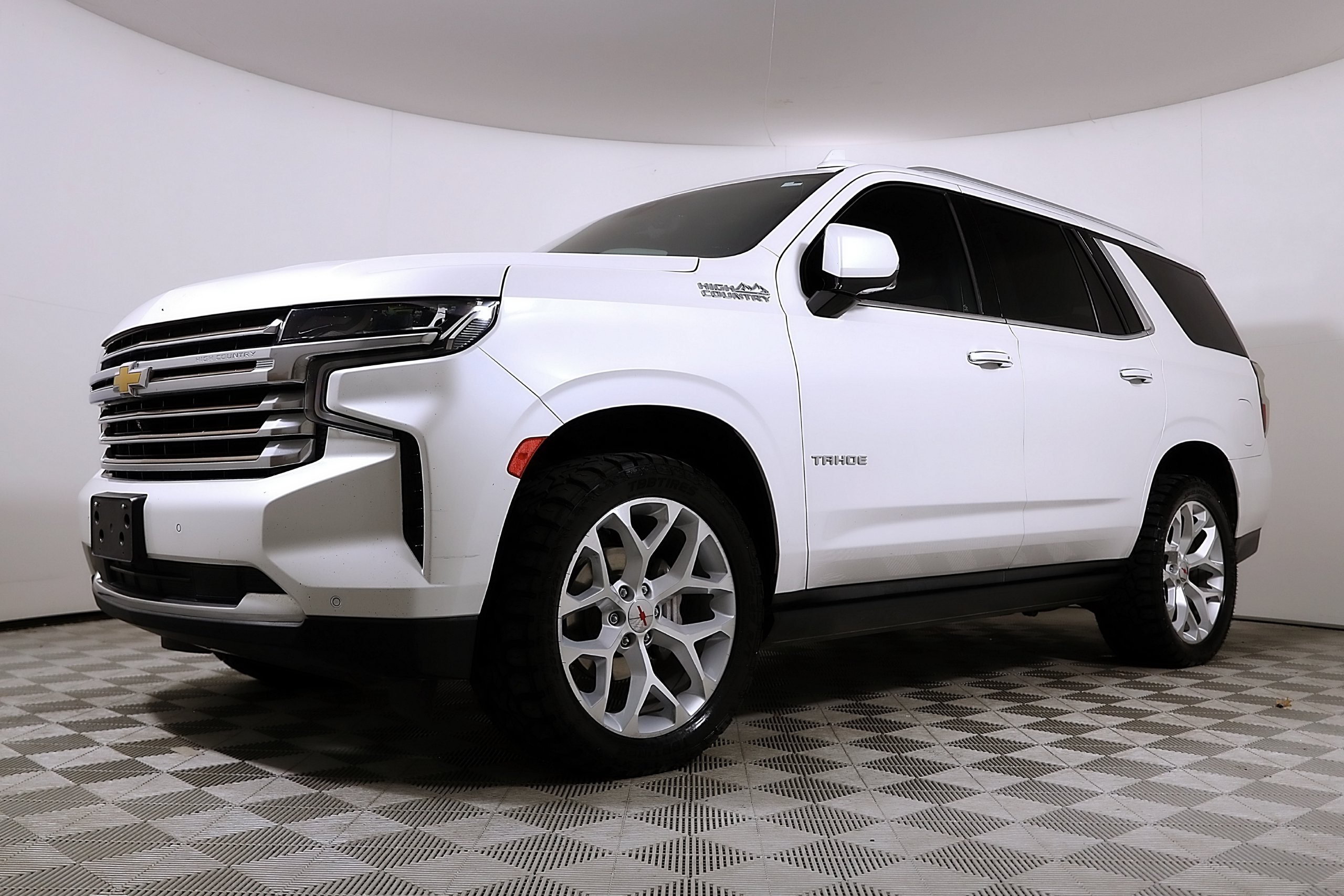 Used 2021 Chevrolet Tahoe High Country w/ Premium Package AWD/4WD image 2
