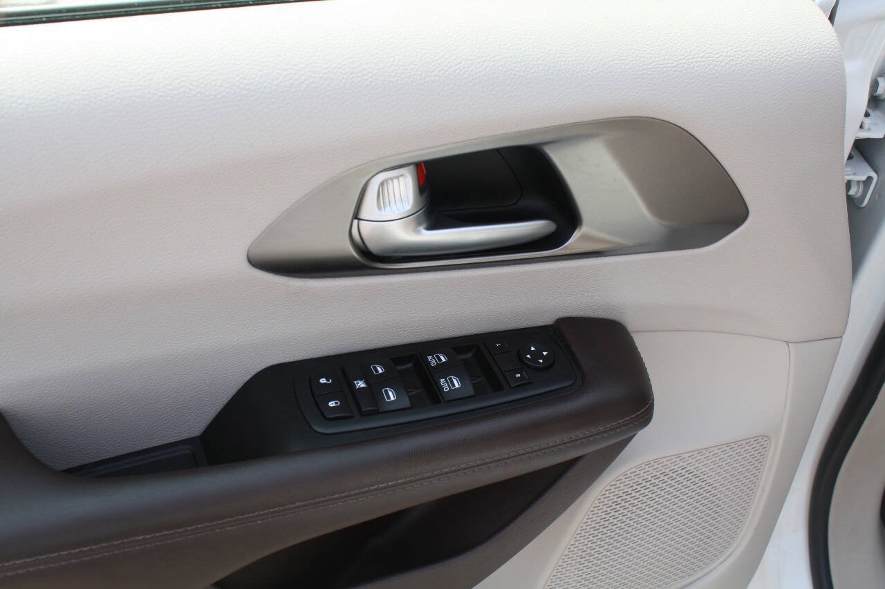 Used 2017 Chrysler Pacifica Touring-L FWD image 9