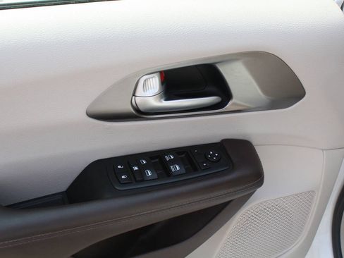 Used 2017 Chrysler Pacifica Touring-L FWD image 9