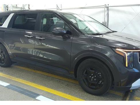 Used 2025 Kia Carnival image 3