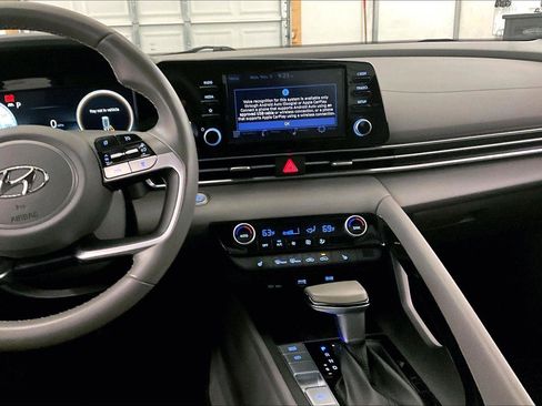 Used 2022 Hyundai Elantra SEL w/ Convenience + Premium Package image 6