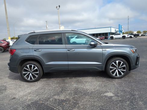 Used 2024 Volkswagen Taos SE FWD image 3
