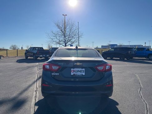 Used 2017 Chevrolet Cruze LT w/ Convenience Package image 4