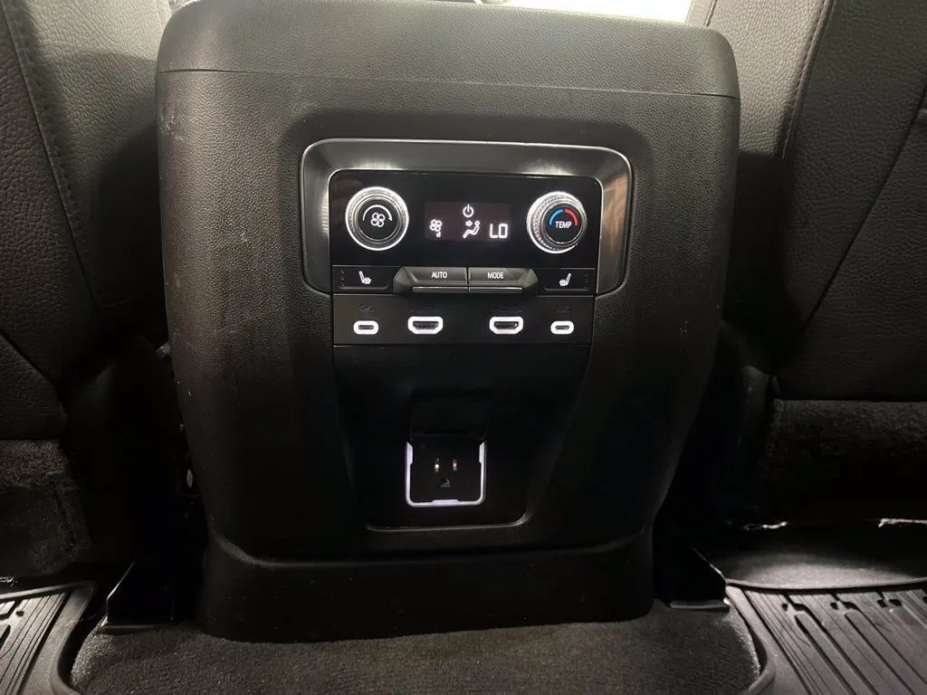Used 2024 GMC Yukon XL Denali w/ Advanced Technology Package AWD/4WD image 31