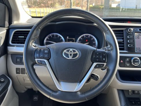 Used 2017 Toyota Highlander XLE image 18