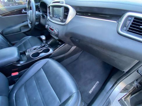 Used 2019 Kia Sorento EX image 40